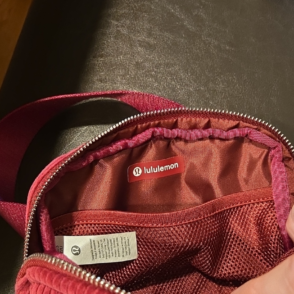 Lululemon Athletica Red Crossbody Bag with Sporty Design - Picture 6 of 7